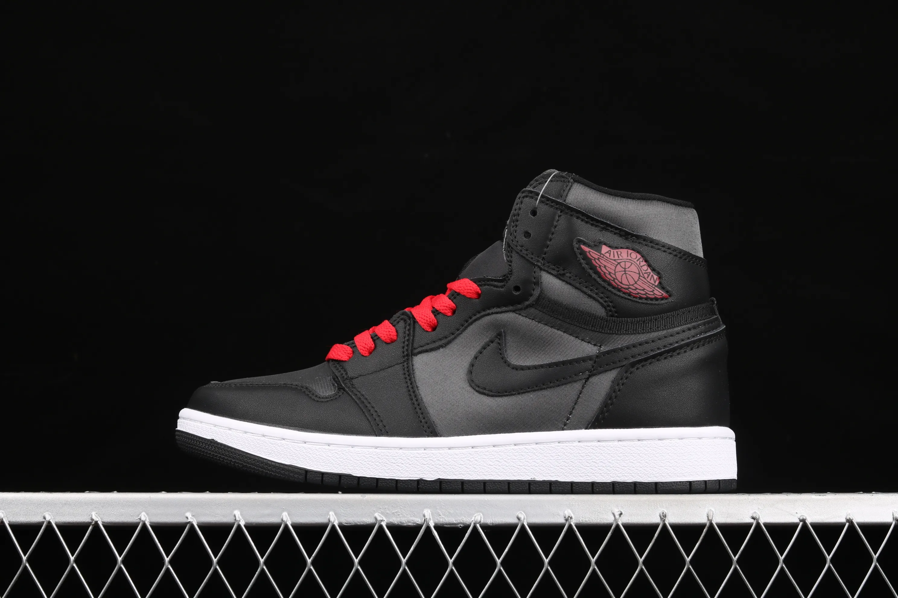 All categories Air Jordan Jordan series basketball shoes Air Jordan 1 High Air Jordan 1 Retro High OG AJ1 Joe 1 black and red silk high-top basketball shoes 555088-060